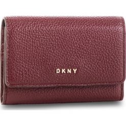 Mały Portfel Damski DKNY - Card Case Id R82ZA503 Blood Red XOD 645. Czerwone portfele damskie DKNY, bez wzorów, ze skóry. W wyprzedaży za 239,00 zł.