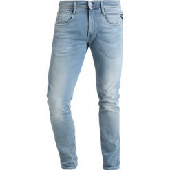 Replay HYPERFLEX ANBASS Jeansy Slim Fit light blue denim. Niebieskie jeansy męskie relaxed fit marki Replay. Za 689,00 zł.