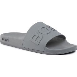 Klapki BOSS - Bay 50425152 10224455 01 Medium Grey 030. Szare klapki męskie Boss, z tworzywa sztucznego, bez zapięcia. Za 299,00 zł.