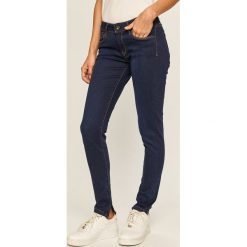 Pepe Jeans - Jeansy Cher. Niebieskie rurki damskie Pepe Jeans, bez wzorów, z elastanu, z obniżonym stanem. Za 379,90 zł.