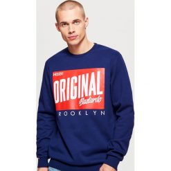 Bluza z nadrukiem - Granatowy. Niebieskie bluzy damskie z nadrukiem marki Cropp, s. W wyprzedaży za 49,99 zł.