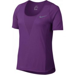 Nike W Nk Znl Cl Relay Top Ss M. Fioletowe topy damskie marki Nike, m, bez wzorów, bez kołnierzyka. W wyprzedaży za 135,00 zł.