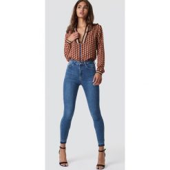 Spodnie damskie: NA-KD Jeansy Skinny High Waist Open Hem - Blue