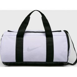 Nike - Torba. Fioletowe torebki damskie sportowe Nike, w paski, z poliesteru, sportowe, na ramię, bez dodatków. Za 119,90 zł.