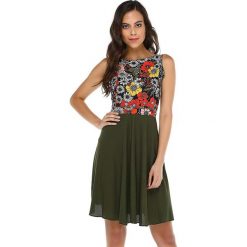 Sukienka w kolorze khaki ze wzorem. Brązowe sukienki damskie Donna Rossa, bez wzorów, bez kołnierzyka, bez rękawów, mini. W wyprzedaży za 139,95 zł.