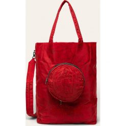 Desigual Sport - Torebka. Czerwone torby damskie na zakupy Desigual Sport, bez wzorów, z poliesteru, sportowe, na ramię, duże, bez dodatków. Za 249,90 zł.