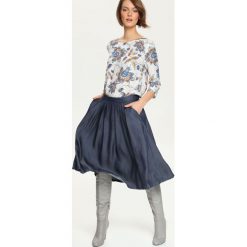 Bluzka długi rękaw klasyczna. Białe bluzki damskie Top Secret, uniwersalny, bez wzorów, eleganckie, z klasycznym kołnierzykiem, z długim rękawem. W wyprzedaży za 49,99 zł.