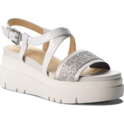 Sandały GEOX - D Radwa D D827UD 0EWHH C0434 Silver/White. Szare klapki damskie Geox, z aplikacjami, ze skóry ekologicznej, bez obcasa, na obcasie. W wyprzedaży za 269,00 zł.