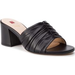 Klapki HÖGL - 7-105500 Black 0100. Czarne klapki damskie HÖGL, bez wzorów, ze skóry, bez obcasa, na obcasie. W wyprzedaży za 299,00 zł.