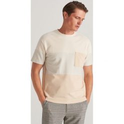 T-shirt z kieszenią - Kremowy. Białe t-shirty męskie Reserved, s, bez wzorów, bez kołnierzyka. Za 59,99 zł.
