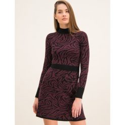 Sukienka dzianinowa Hugo Sumee 50420331. Fioletowe sukienki damskie HUGO, s, bez wzorów, z poliesteru, bez kołnierzyka, bez rękawów. W wyprzedaży za 699,00 zł.