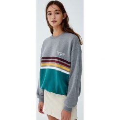 Bluza w surferskim stylu z panelami z przodu. Szare bluzy damskie Pull&Bear, bez wzorów, bez rękawów, bez kaptura. Za 89,90 zł.