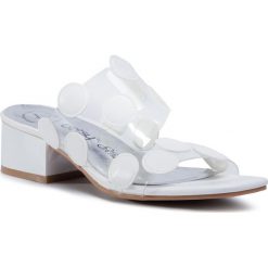 Klapki BETSY - 907015/04-01E White. Białe klapki damskie Betsy, bez wzorów, ze skóry ekologicznej, bez obcasa. W wyprzedaży za 129,00 zł.