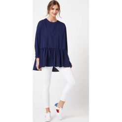 Bluzka z falbanką na dole granatowa. Bluzki damskie e-margeritka.pl, s, bez wzorów, z bawełny, eleganckie, z falbankami, z długim rękawem. Za 148,99 zł.