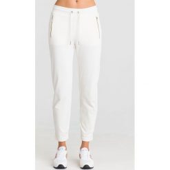 SPODNIE DRESOWE Armani Exchange. Białe spodnie damskie Armani Exchange, s, z bawełny. Za 419,00 zł.