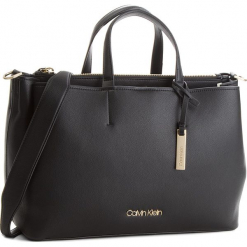 Torebka CALVIN KLEIN - Step Up Large Tote K60K604290 001. Czarne torebki klasyczne damskie Calvin Klein, ze skóry ekologicznej. Za 799,00 zł.