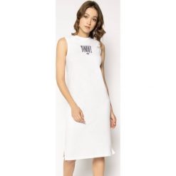 Sukienka codzienna Tommy Jeans Embroidery DW0DW07371. Białe sukienki damskie Tommy Jeans, na co dzień, m, bez wzorów, z bawełny, bez kołnierzyka, bez rękawów, proste. W wyprzedaży za 189,00 zł.