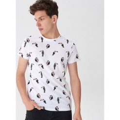 T-shirt z nadrukiem w tukany - Biały. Białe t-shirty męskie House, s, z nadrukiem, bez kołnierzyka. Za 39,99 zł.