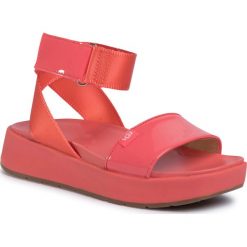 Sandały UGG - W Lennox 1107898 Pcrl. Czerwone klapki damskie Ugg, bez wzorów, ze skóry ekologicznej, bez obcasa. Za 429,00 zł.