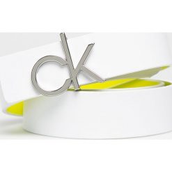 Calvin Klein - Pasek skórzany. Białe paski damskie Calvin Klein, w paski, ze skóry. W wyprzedaży za 239,90 zł.