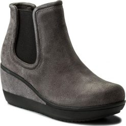 Botki CLARKS - Wynnmere Mara 261284124 Grey Suede. Szare buty zimowe damskie marki Clarks, z materiału. W wyprzedaży za 339,00 zł.