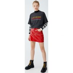 Szara koszulka z kolorowym napisem. Szare bluzki damskie marki Pull&Bear, z napisami, z krótkim rękawem. Za 59,90 zł.
