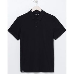 Bawełniana koszulka polo -. Koszulki męskie Sinsay, s, bez wzorów, z bawełny, bez rękawów. Za 29,99 zł.