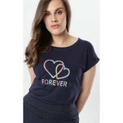 Granatowy T-shirt Katharina. Niebieskie bluzki damskie Born2be, xl, z aplikacjami, z okrągłym kołnierzem, z krótkim rękawem. Za 39,99 zł.