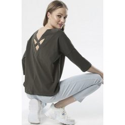 Khaki Bluzka Allunna. Brązowe bluzki damskie Born2be, xl, w paski, z dzianiny, bez kołnierzyka, bez rękawów. Za 54,99 zł.
