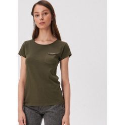 Koszulka basic z kieszenią - Khaki. Brązowe koszulki damskie Sinsay, s. Za 14,99 zł.