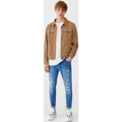 Jeansy carrot fit premium z efektem zużycia. Zielone jeansy męskie marki Pull&Bear, m, bez wzorów. Za 139,00 zł.
