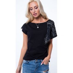 T-shirt błyszczącymi elementami czarny ZZ1076. Czarne t-shirty damskie marki Fasardi, s, bez wzorów, bez kołnierzyka. Za 55,20 zł.