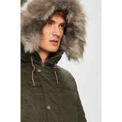 Tommy Jeans - Parka. Zielone płaszcze męskie xl, z bawełny, długie. W wyprzedaży za 899,90 zł.