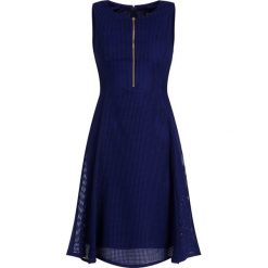 Sukienka koktajlowa DKNY DD9ED070. Niebieskie sukienki damskie DKNY, bez wzorów, z poliesteru, wizytowe, bez kołnierzyka, bez rękawów. W wyprzedaży za 359,00 zł.