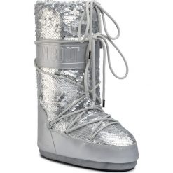 Śniegowce MOON BOOT - Classic Disco Plus 140253001 Silver. Szare kozaki damskie Moon Boot, ze skóry ekologicznej, na niskim obcasie, bez zapięcia. W wyprzedaży za 819,00 zł.
