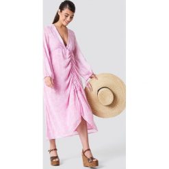 NA-KD Boho Sukienka maxi z marszczeniem - Pink,Multicolor. Różowe sukienki damskie marki NA-KD Boho, bez wzorów, z poliesteru, boho, z dekoltem na plecach, z długim rękawem, długie, maxi. W wyprzedaży za 60,88 zł.