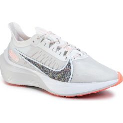 Buty NIKE - Zoo Gravity BQ3203 101 Summit White/White/Vast Grey. Szare buty sportowe damskie Nike, bez wzorów, z tworzywa sztucznego, sportowe, do biegania, nike zoom. W wyprzedaży za 319,00 zł.