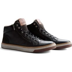 Skórzane sneakersy "Nordby" kolorze ciemnoszarym. Szare sneakersy męskie Travelin', na sznurówki. W wyprzedaży za 389,95 zł.