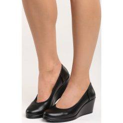 Czarne Czółenka Vantage. Czarne buty ślubne damskie marki Born2be, ze skóry, z okrągłym noskiem, na koturnie. Za 79,99 zł.