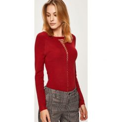Guess Jeans - Sweter. Czerwone swetry damskie Guess Jeans, s, z aplikacjami, z elastanu, bez rękawów, bez kaptura. W wyprzedaży za 199,90 zł.