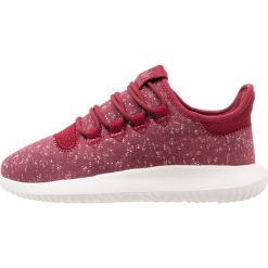Adidas Originals TUBULAR SHADOW Tenisówki i Trampki collegiate burgundy/crystal white. Czerwone trampki dziewczęce adidas Originals, z tworzywa sztucznego. W wyprzedaży za 213,85 zł.