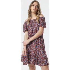 Czerwona Sukienka Pallelina. Czerwone sukienki damskie Born2be, s, bez wzorów, bez kołnierzyka, bez rękawów, mini. W wyprzedaży za 39,99 zł.