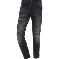 Tigha BILLY THE KID Jeansy Slim Fit dark grey. Szare jeansy męskie relaxed fit marki Tigha. W wyprzedaży za 441,75 zł.