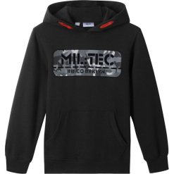 Bluza dresowa z kapturem i nadrukiem bonprix czarny z nadrukiem. Czarne bluzy chłopięce bonprix, z nadrukiem, z dresówki, bez rękawów, z kapturem. Za 54,99 zł.