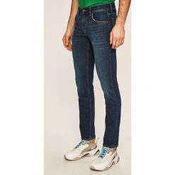Tommy Hilfiger - Jeansy Denton. Niebieskie jeansy męskie TOMMY HILFIGER, z aplikacjami, z obniżonym stanem. Za 449,90 zł.