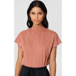 NA-KD Top ze stójką - Orange,Copper. Pomarańczowe topy damskie NA-KD, bez wzorów, z bawełny, ze stójką. W wyprzedaży za 20,47 zł.