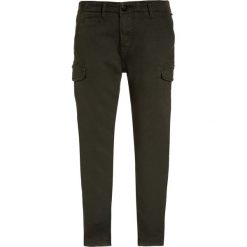 Petrol Industries TROUSERS Bojówki dark forest. Zielone bojówki męskie Petrol Industries, z bawełny. W wyprzedaży za 167,20 zł.