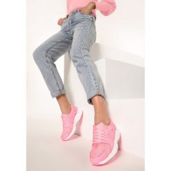 Różowe Buty Sportowe Peris. Różowe buty sportowe damskie Born2be, bez wzorów, sportowe. W wyprzedaży za 54,99 zł.