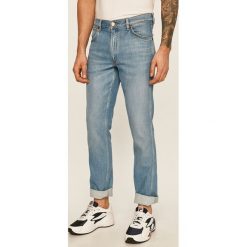 Wrangler - Jeansy Greensboro. Niebieskie jeansy męskie Wrangler, bez wzorów. W wyprzedaży za 239,90 zł.