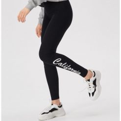 Bawełniane legginsy z nadrukiem - Czarny. Czarne legginsy damskie Sinsay, s, z nadrukiem, z bawełny. Za 29,99 zł.